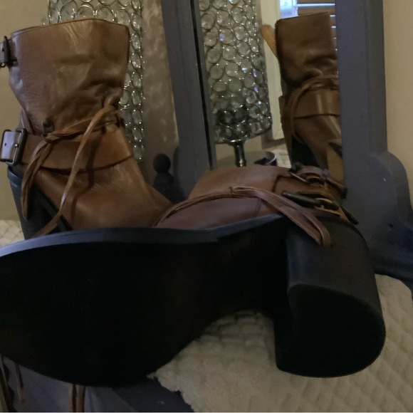 Gorgeous soft leather unique comfortable boots